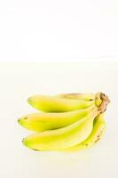 uma grupo do bananas em uma branco fundo foto