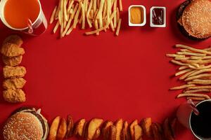 hamburguer e salgadinhos. Hamburger e francês fritas dentro vermelho papel caixa. velozes Comida em vermelho fundo. foto