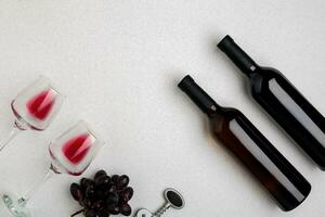 dois óculos do vermelho vinho e uvas. topo Visão foto