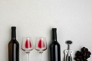 óculos e garrafas do vermelho e branco vinho em branco fundo a partir de topo Visão foto