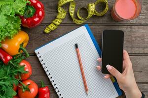 conceito dieta, emagrecimento plano com legumes topo Visão zombar acima foto