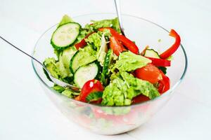 vegetal salada com Oliva óleo em uma branco fundo foto