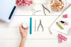 manicure conjunto e unha polonês em de madeira fundo foto