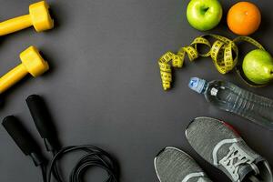 exercite-se plano com ginástica Comida e equipamento em cinzento fundo, topo Visão foto