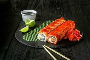 Filadélfia lista Sushi com salmão, pepino, creme queijo. Sushi cardápio. japonês Comida. foto