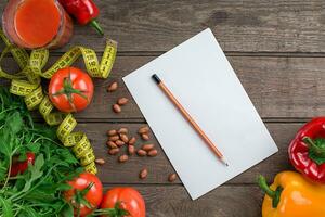 vidro do tomate suco com legumes e medindo fita em mesa fechar-se foto