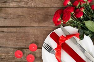 dia dos namorados dia mesa configuração com placa, presente, vermelho fita e rosas. fundo foto