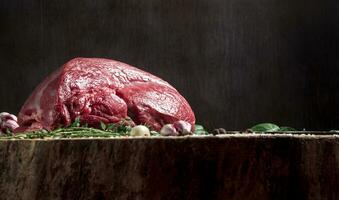 suculento cru carne bife em de madeira mesa foto