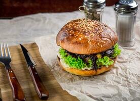 hamburguer em a mesa com dispositivos foto