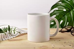 cerâmico caneca em de madeira Área de Trabalho Próximo para listrado toalha de mesa, espalhados cristais e verde plantas em branco fundo. fechar acima, cópia de espaço foto