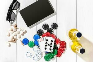 pôquer. conjunto para jogando pôquer com cartões e salgadinhos em branco de madeira mesa, topo Visão foto