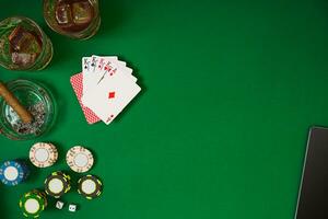 conjunto para jogando pôquer com cartões e salgadinhos em verde mesa, topo Visão foto