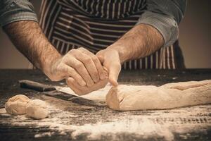 masculino mãos amassar a massa. foto