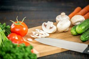 masculino mãos corte legumes para salada foto