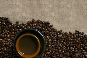 café feijões e café copo em uma serapilheira fundo foto