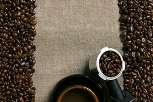 café feijões e café copo em uma serapilheira fundo foto