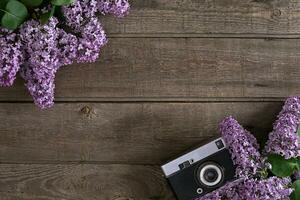 lilás Flor em rústico de madeira fundo com esvaziar espaço para cumprimento mensagem. Câmera velho. topo Visão foto