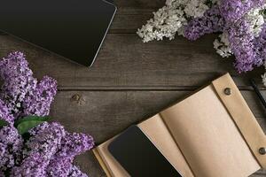 lilás Flor em rústico de madeira fundo com caderno para cumprimento mensagem. topo Visão foto