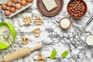 fechar-se tomada. topo Visão do uma cozimento ingredientes e utensílios de cozinha em a mármore mesa fundo. foto