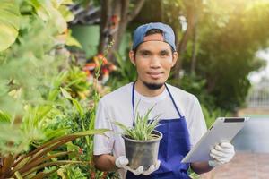 proprietário homem asiático loja venda pequena empresa jardinagem online foto