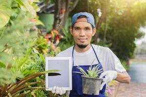 proprietário homem asiático loja venda pequena empresa jardinagem online foto