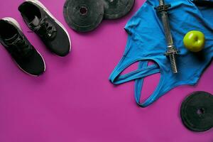 ginástica fêmea equipamento fundo topo visualizar. conjunto do esporte roupas e equipamento para mulheres, ativo estilo de vida foto