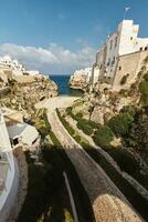 lindo cenário do polignano uma égua, Cidade dentro a província do Bari, puglia. foto