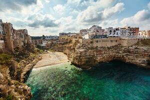 lindo cenário do polignano uma égua, Cidade dentro a província do Bari, puglia. foto