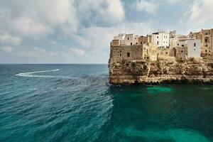 lindo cenário do polignano uma égua, Cidade dentro a província do Bari, puglia. foto