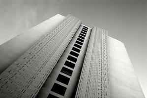 edifício moderno de vários andares atrás e branco foto