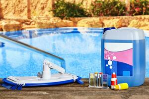 equipamento com químico limpeza produtos e Ferramentas para a manutenção do a natação piscina. foto