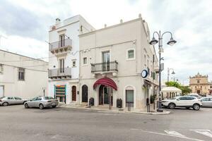 Visão do a velho Cidade do martina franca com uma lindo casas pintado dentro branco. foto