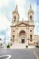 alberobello, puglia, Itália. Visão do a famoso Vila com catedral do santos cosmos e Damião. foto