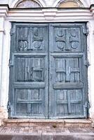 velho porta do uma gasto trancado casa fachada ou frente dentro azul e cinza. foto
