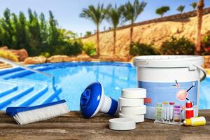 equipamento com químico limpeza produtos e Ferramentas para a manutenção do a natação piscina. foto