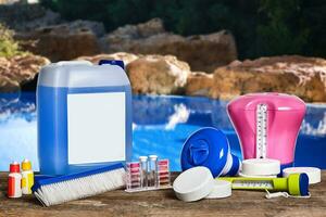 equipamento com químico limpeza produtos e Ferramentas para a manutenção do a natação piscina. foto