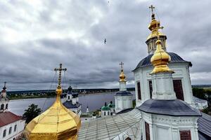 Oriental ortodoxo cruzes em ouro cúpulas, cúpulas, contra azul céu com nuvens foto