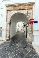 Visão do a velho Cidade do martina franca com uma lindo casas pintado dentro branco. foto