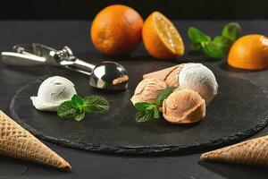 fechar-se tiro do uma cremoso e laranja gelo creme servido em uma Sombrio ardósia, Preto fundo. foto