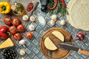 ingredientes para cozinhando pizza em metal mesa, topo Visão foto