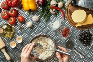 jovem mulher cozinhando dentro cozinha, fechar-se foto