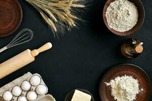 massa cozinhando ingredientes em Preto cozinha mesa. topo Visão com espaço para seu texto foto