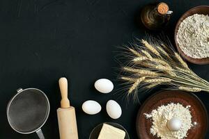 massa cozinhando ingredientes em Preto cozinha mesa. topo Visão com espaço para seu texto foto