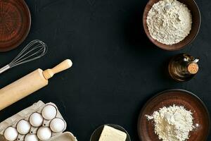 massa preparação receita pão, pizza ou torta fazer ingredientes, Comida plano deitar em cozinha mesa fundo. trabalhando com manteiga, levedura, farinha, ovos, óleo. pastelaria ou padaria culinária. foto