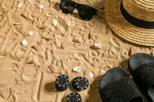 poker de praia. salgadinhos em a areia. por aí a conchas, oculos de sol e giro fracassos. topo Visão foto