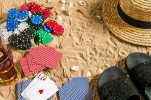 poker de praia. salgadinhos e cartões em a areia. por aí a conchas, chapéu e giro fracassos. topo Visão foto