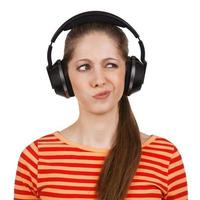 garota com fones de ouvido expressa emoções negativas foto