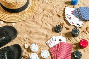 poker de praia. salgadinhos e cartões em a areia. por aí a conchas, chapéu e giro fracassos. topo Visão foto