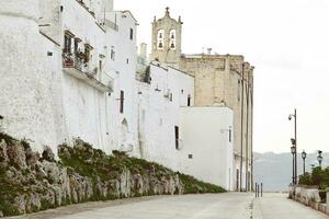 Maravilhoso arquitetura do a velho Cidade ostuni, Bari, Itália. foto