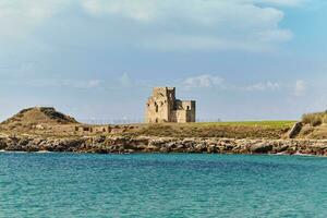 tirar o fôlego natural paisagens e beira-mar do puglia, Itália. foto